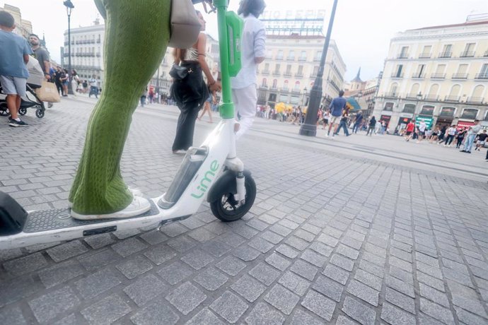 Archivo - Una persona circula en patinete eléctrico, a 7 de septiembre de 2024