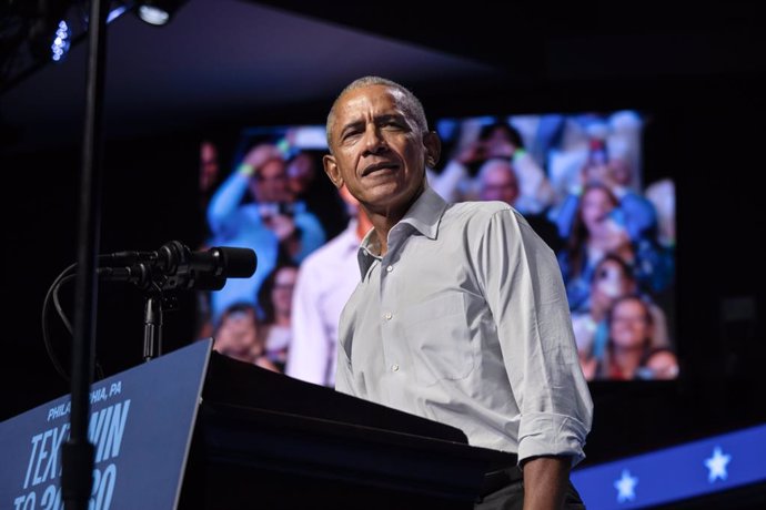 October 28, 2024, Philadelphia, New York, USA: Former President Barack Obama holds a rally along with John Legend and Bruce Springsteen in support of Vice President Kamala Harris at Temple University in Philadelphia on Monday October 27, 2024