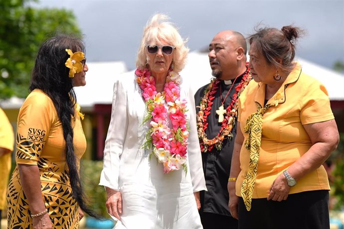 La reina Camila de Reino Unido durante una visita a Samoa