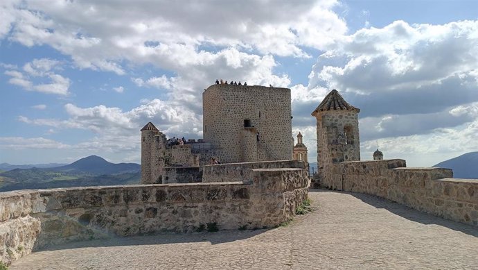 Vista de una de las torres del Castillo de Olvera.