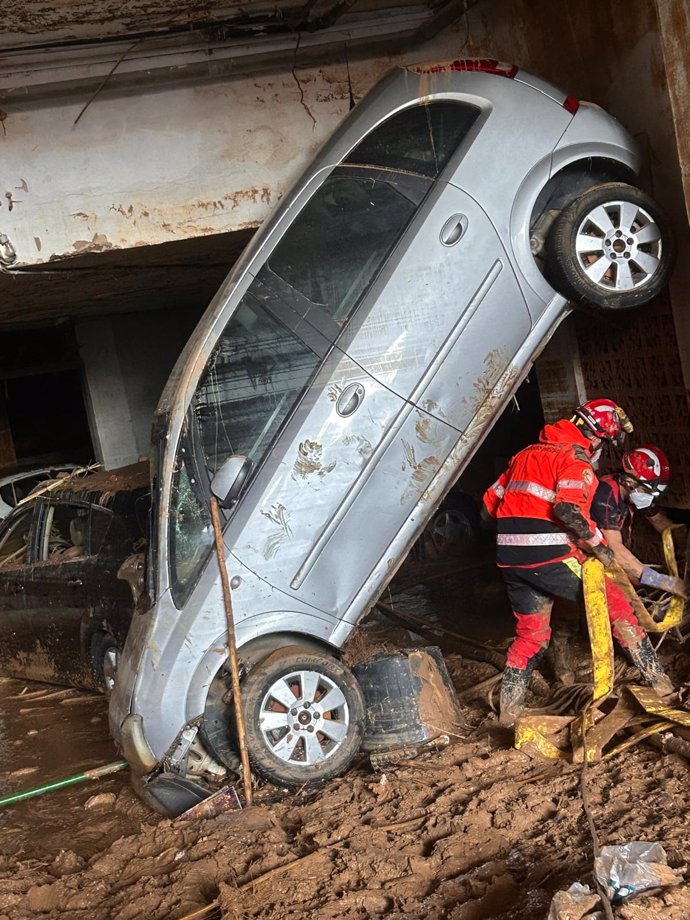 Los bomberos del Consorcio Provincial de Huelva realizan labores de vaciado de agua y búsqueda de posibles víctimas en un aparcamiento subterráneo de Catarroja (Valencia).