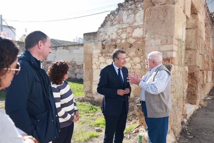 El presidente de la Diputación con el alcalde de Lora de Estepa