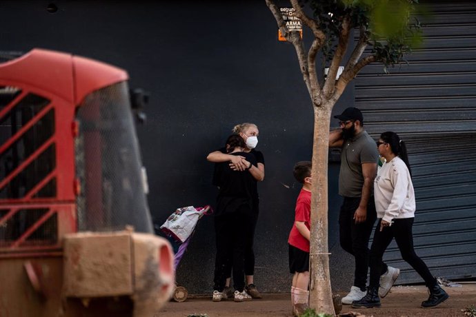 Varias personas trabajan limpiando los estragos ocasionados por la DANA, a 5 de noviembre de 2024, en Catarroja, Valencia, Comunidad Valenciana (España).