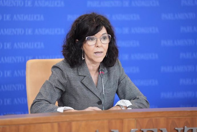 La portavoz de Salud del Grupo Socialista, María Ángeles Prieto, en una rueda de prensa en el Parlamento andaluz.