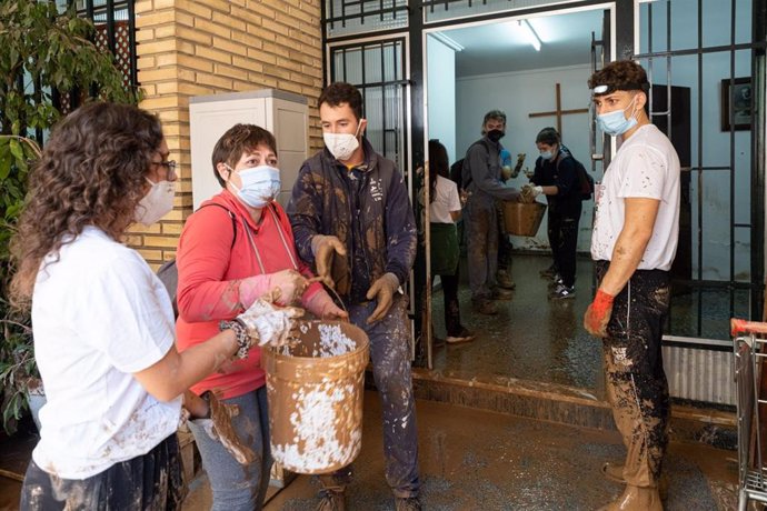 Voluntarios ayudando en una zona afectada por la DANA.