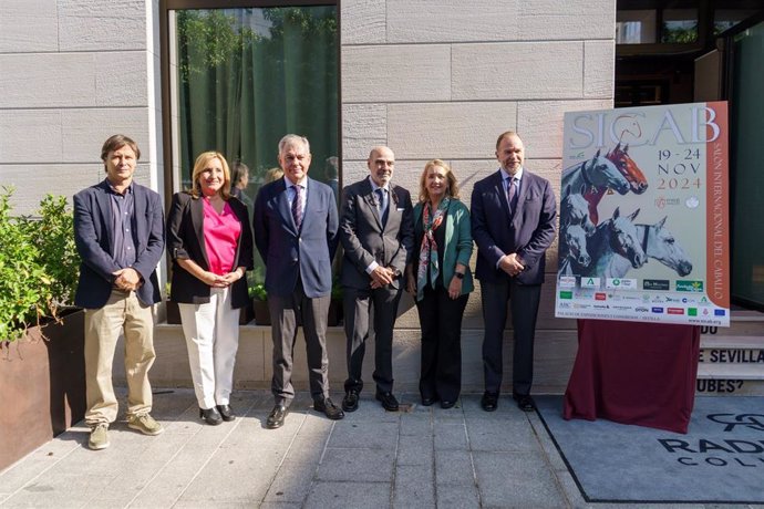 Autoridades de la Junta de Andalucía y el Ayuntamiento de Sevilla, entre otros, con el cartel de Sicab 2024.