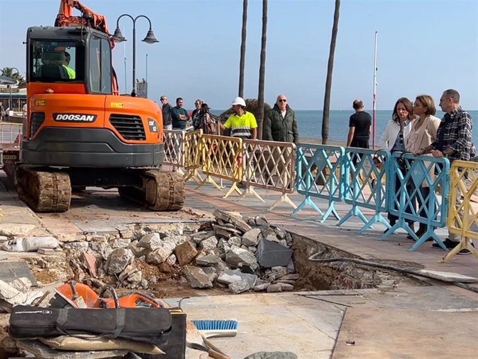 La delegada del Gobierno andaluz en  Málaga, Patricia Navarro, ha visitado este martes la zona del litoral de Torremolinos afectada por la DANA acompañada por la alcaldesa de la ciudad, Margarita del Cid, a quien ha ofrecido la colaboración de la Junta.