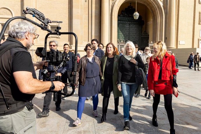 Las directoras de cine Vicky Calavia e Isabel Soria, junto a la consejera municipal de cultura, Sara Fernández, en el rodaje del dociumental sobre la primera filmación en España hace 125 años, en Zaragoza, "Salida de misa de doce del Pilar de Zaragoza"