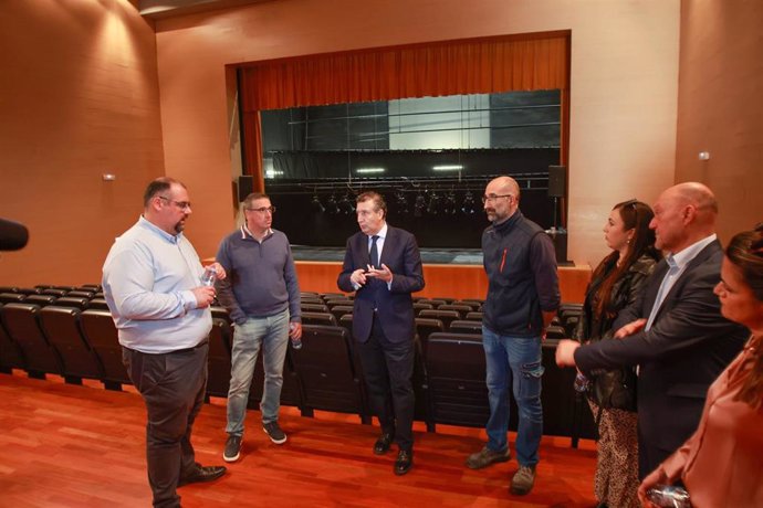 El presidente de la Diputación de Sevilla, Javier Fernández (3i), junto al alcalde de El Rubio (1i), Jesús Guerra, durante la visita al teatro del municipio.