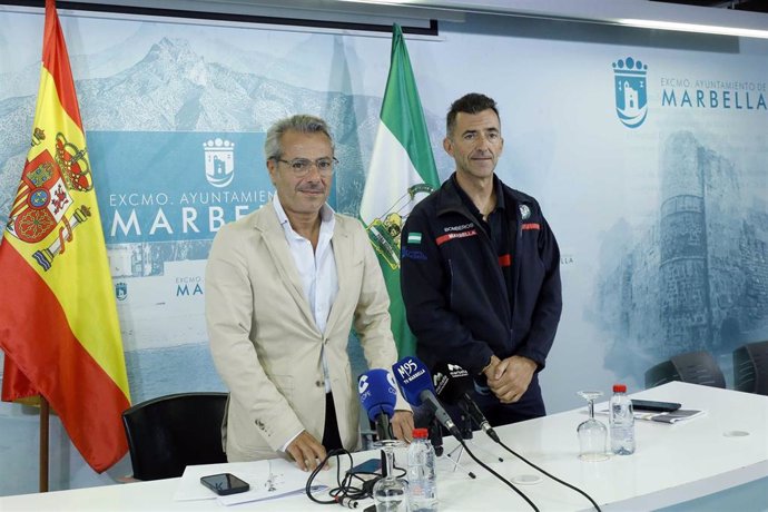 El concejal de Seguridad, José Eduardo Díaz, y el jefe de Bomberos, Medardo Tudela, en rueda de prensa