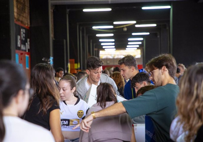 Pepelu i Hugo Duro ajuden en la recollida d'aliments en l'Estadi de Mestalla per a les zones afectades per la DANA 