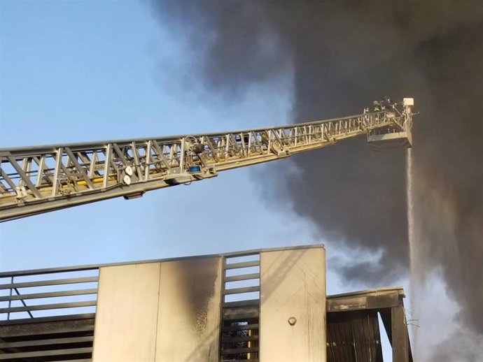 Incendio en las instalaciones de una empresa del PITA, en Almería.