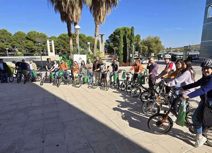 Beneficiarios de las bicicletas eléctricas entregadas por la UJA