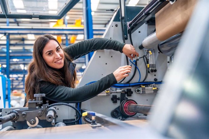 Mujer electricista