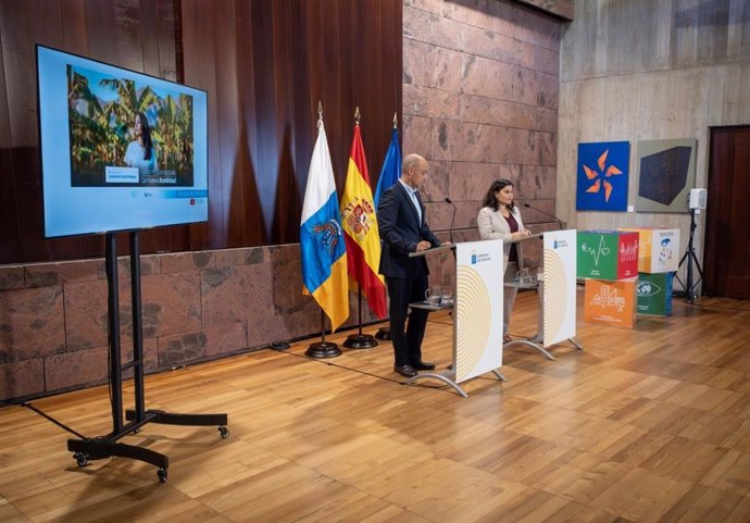 El viceconsejero de Presidencia del Gobierno de Canarias, Alfonso Cabello, y la presidenta de la Fecam, Mari Brito, en la presentación del encuentro de sostenibilidad