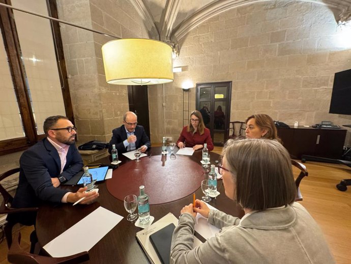 Denis Itxaso con la consejera de Vivienda de Cataluña, Silvia Paneque.