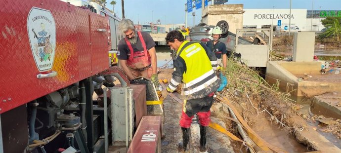 Bomberos de Torremolinos colaboran en las zonas de Valencia afectadas por la DANA.