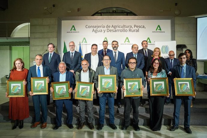 El consejero de Agricultura, Pesca, Agua y Desarrollo Rural, Ramón Fernández-Pacheco, junto a los galardonados en los III Premios Periodismo y Trayectoria Profesional del Sector Pesquero Andaluz.