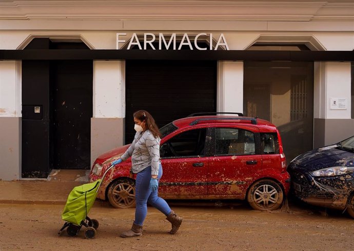 Una mujer camina entre los estragos de la DANA, a 5 de noviembre de 2024, en Sedavi, Valencia, Comunidad Valenciana (España).