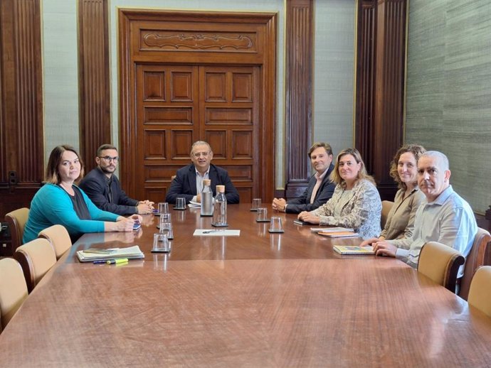 El delegado del Gobierno en Baleares, Alfonso Rodríguez (centro), reunido con representantes de la Felib, Cáritas y Cruz Roja.