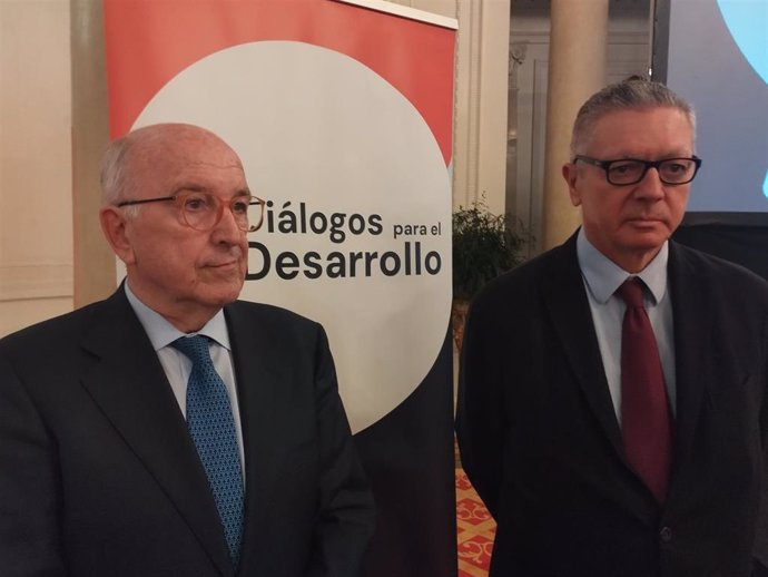 El excomisario de Economía de la Unión Europea y exvicepresidente de la Unión Europea, Joaquín Almunia, y el exministro de Justicia y exalcalde de Madrid, Alberto Ruiz Gallardón, en un acto en Bilbao.