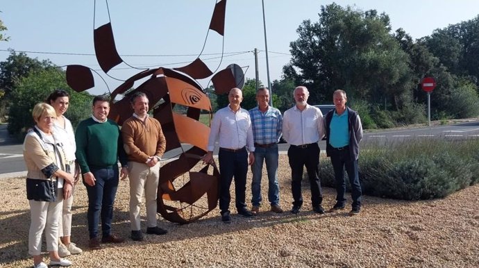 La escultura del cap de bou, en la rotonda de entrada a Costitx. 