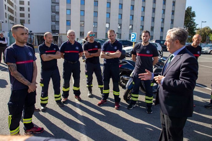 Salvador Fuentes (dcha.) se despide de los bomberos que integran el nuevo contingente que se dirige a Valencia.