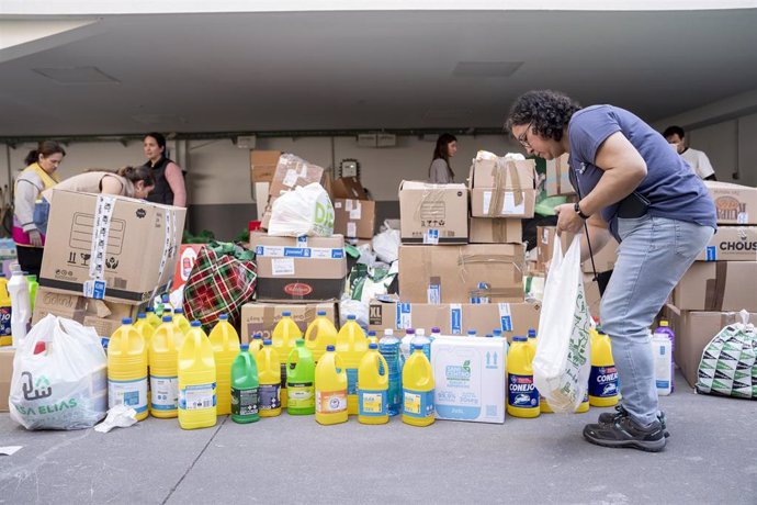 Voluntarios organizan los donativos en el punto de recogida de ayuda a Valencia de Chamberí, a 3 de noviembre de 2024, en Madrid (España).