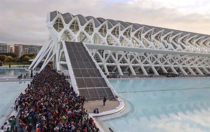 Cientos de voluntarios en la Ciudad de las Artes y las Ciencias, a 2 de noviembre de 2024, en Valencia