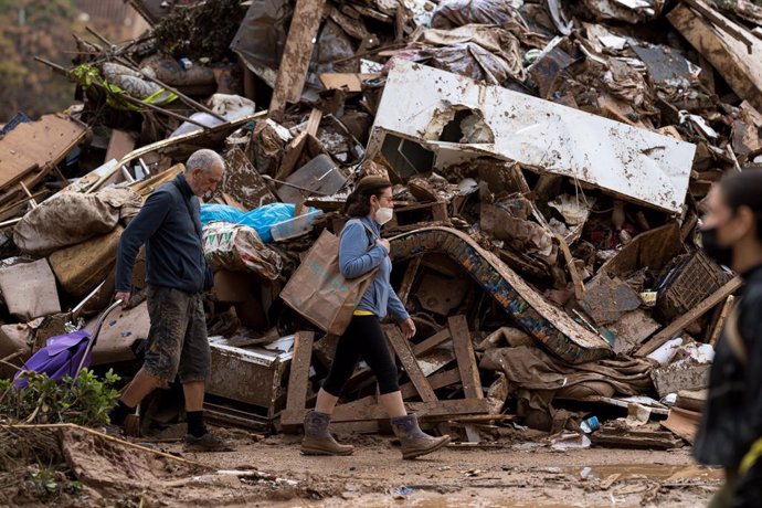 Voluntarios limpian los desperfectos ocasionados por la DANA, a 4 de noviembre de 2024, en Paiporta, Valencia, Comunidad Valenciana (España). La DANA ha dejado, por el momento, 210 víctimas mortales en Valencia, con pueblos devastados, restricciones de mo