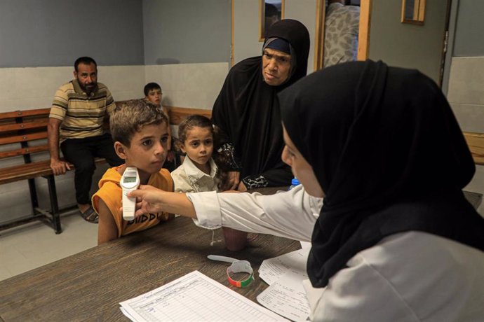 Archivo - Imagen de archivo de varios médicos atendiendo a niños en Gaza. 