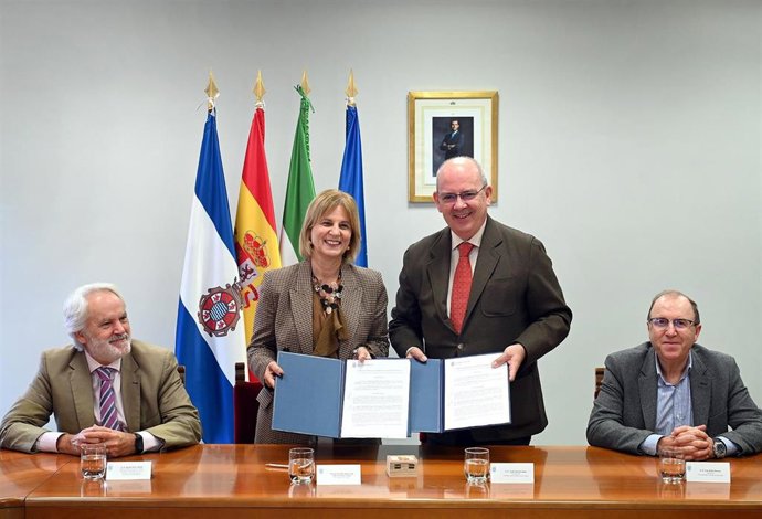 La alcaldesa de Jerez de la Frontera (Cádiz), María José García-Pelayo, y el presidente de la Cámara de Comercio, Industria y Servicios de Jerez y de Cámaras Andalucía, Javier Sánchez Rojas, firman un convenio para un vivero de empresas 4.0