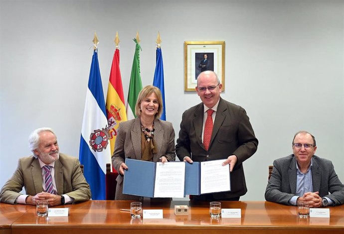 La alcaldesa de Jerez de la Frontera (Cádiz), María José García-Pelayo, y el presidente de la Cámara de Comercio, Industria y Servicios de Jerez y de Cámaras Andalucía, Javier Sánchez Rojas, firman un convenio para un vivero de empresas 4.0