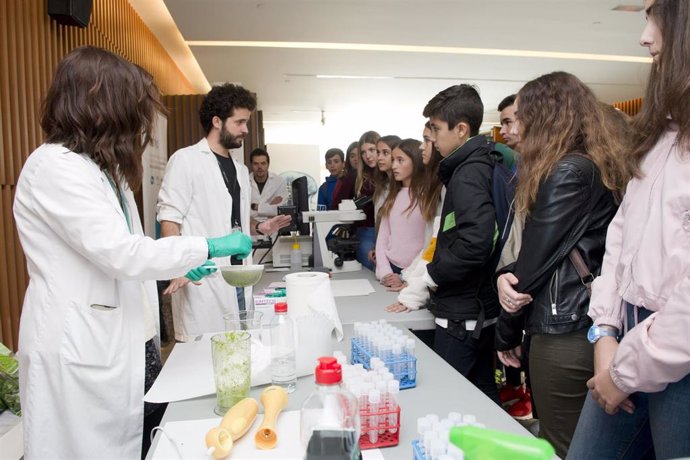 Archivo - Imagen de archivo de escolares en la Semana de la Ciencia del Parque de las Ciencias de Granada.