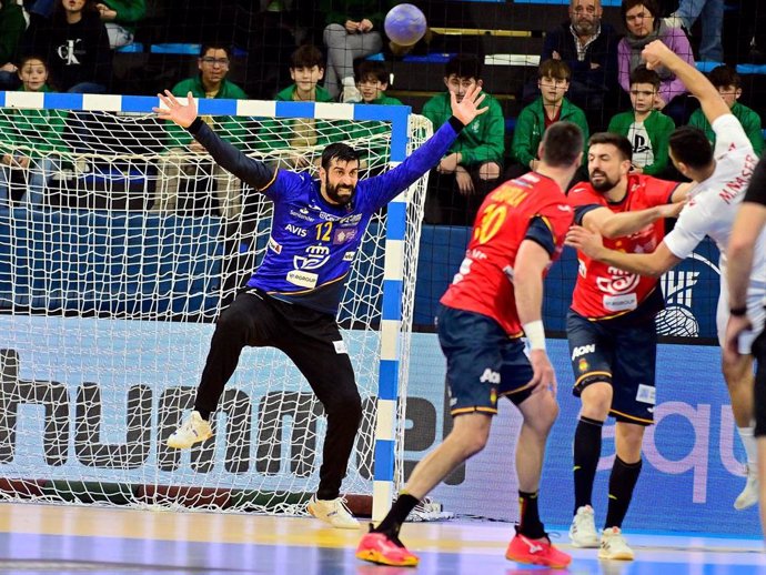 Acción defensiva de Rodrigo Corrales en un partido de los Hispanos