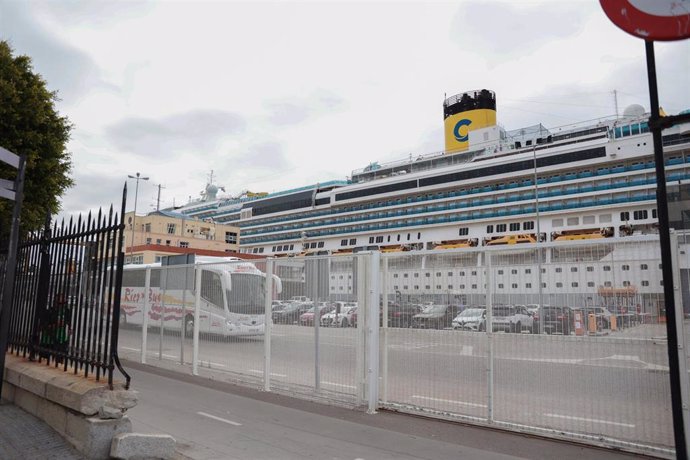 Archivo - Un crucero anclado en el puerto de Cádiz en una imagen de archivo.