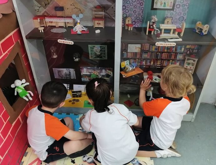 Archivo - Niños participando en la actividad de la Biblioteca de Pinilla (León) premiada por el Ministerio de Cultura.