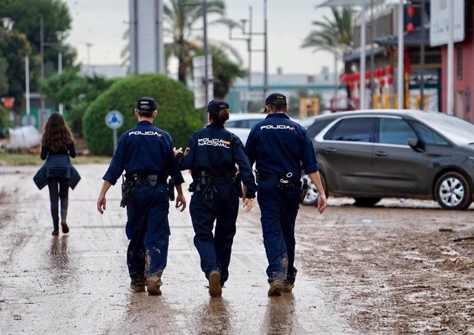 Tres agentes de Policía Nacional en las inmediaciones del centro comercial Bonaire, a 4 de noviembre de 2024, en Aldaia, Valencia. 