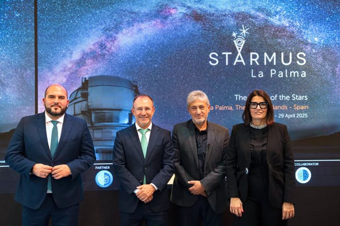 De izquierda a derecha; Pablo Cobiella, Consejero de Cultura de La Palma, Sergio Rodríguez, Presidente del Cabildo de La Palma, Garik Israelian, cofundador y director de Starmus Festival y Raquel Rebollo, Vicepresidenta tercera y Consejera de Turismo de L