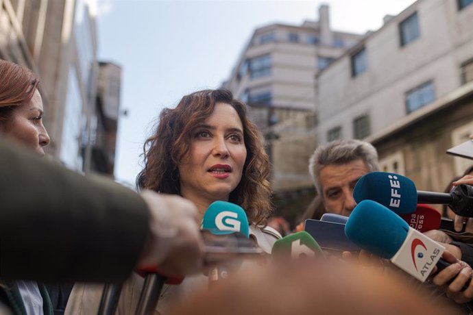 La presidenta de la Comunidad de Madrid, Isabel Díaz Ayuso, atiende a los medios de comunicación durante el acto institucional de hermanamiento entre la Comunidad de Madrid y Galicia para conmemorar el 150 aniversario del nacimiento de Antonio Palacios