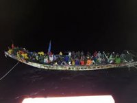 Recuperan los cadáveres de dos migrantes en aguas de Lanzarote en una jornada con 349 personas rescatadas