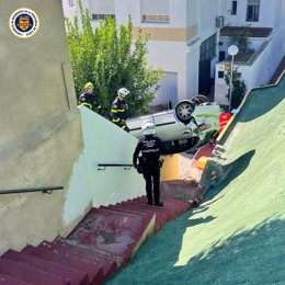 Vehículo accidentado tras caer por un terraplén de seis metros en Jerez de la Frontera.