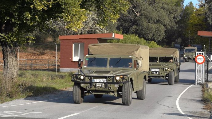 El nuevo contingente de la Brigada 'Guzmán el Bueno' X saliendo de su base de Cerro Muriano (Córdoba) camino de Valencia.