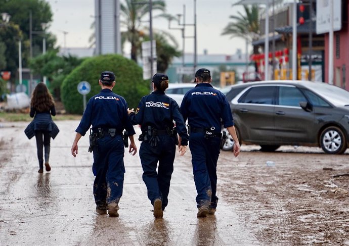 Tres agents de Policia Nacional als voltants del centre comercial Bonaire, a 4 de novembre de 2024, a Aldaia, València. 