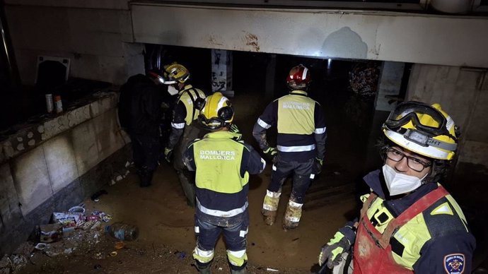 Bomberos de Mallorca participan en las tareas de limpieza en una localidad afectada por la DANA de Valencia.