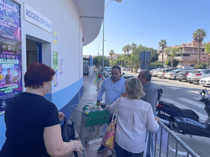 El alcalde de Almuñécar, Juanjo Ruiz Joya, de frente en la foto