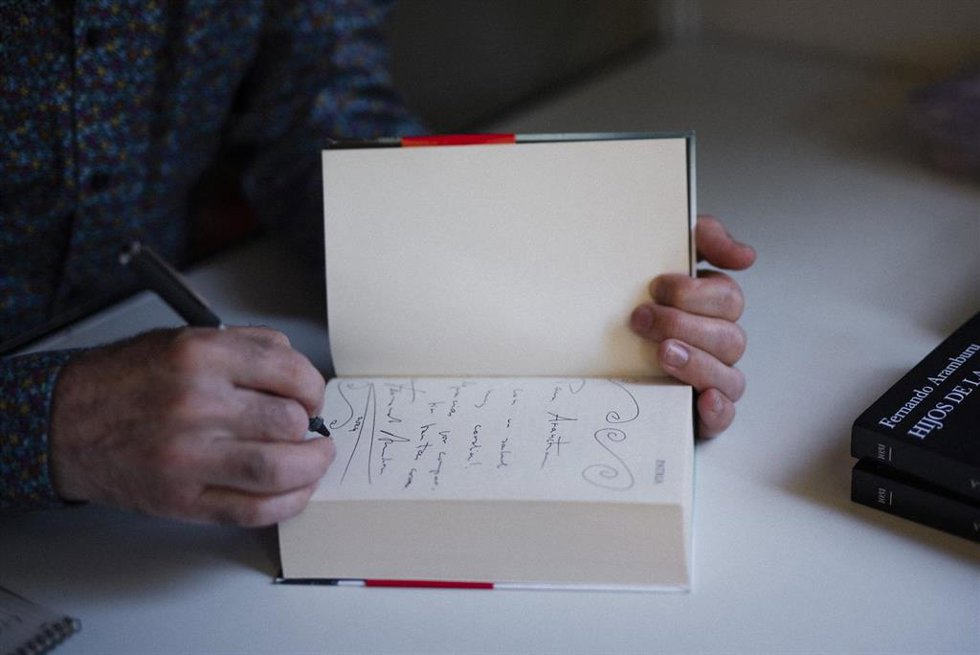 Archivo - Un escritor firma un libro. Imagen de archivo. 