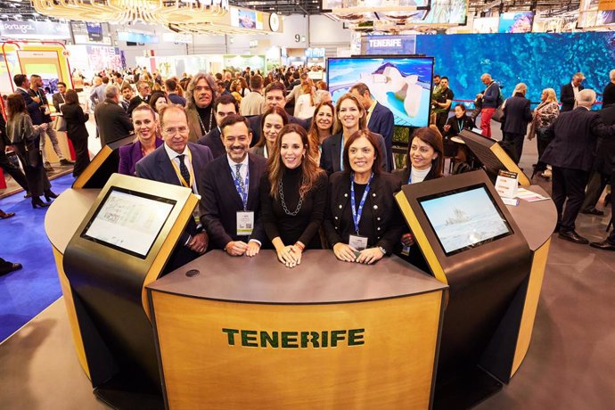 El vicepresidente del Cabildo de Tenerife, Lope Afonso, y la consejera de Turismo del Gobierno de Canarias, Jessica de León (centro), en el stand de Tenerife en la World Travel Market