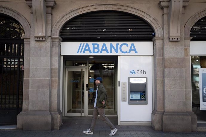 Archivo - Fachada del banco Abanca, a 4 de octubre de 2024, en Barcelona, Catalunya (España). 