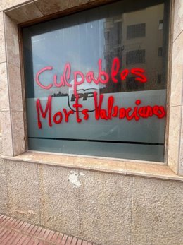 Una de las pintadas en la sede del PP de Manacor.